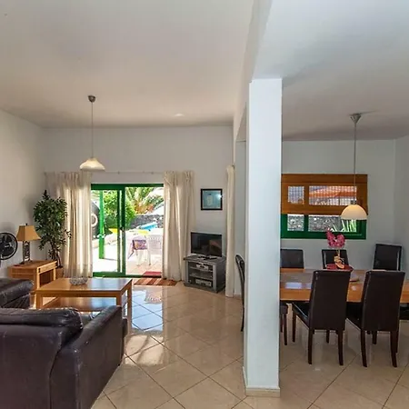 Casa 105, Montana Roja, Villa *